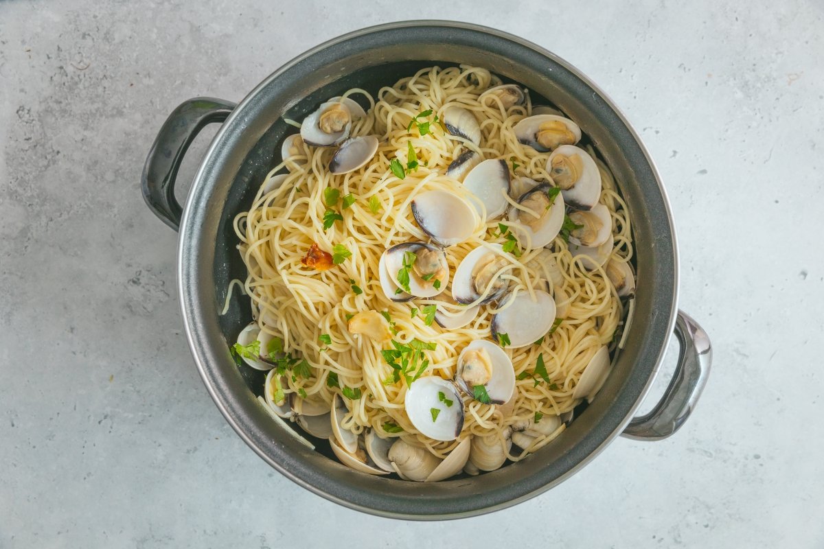 Mezclando los spaghetti alle vongole