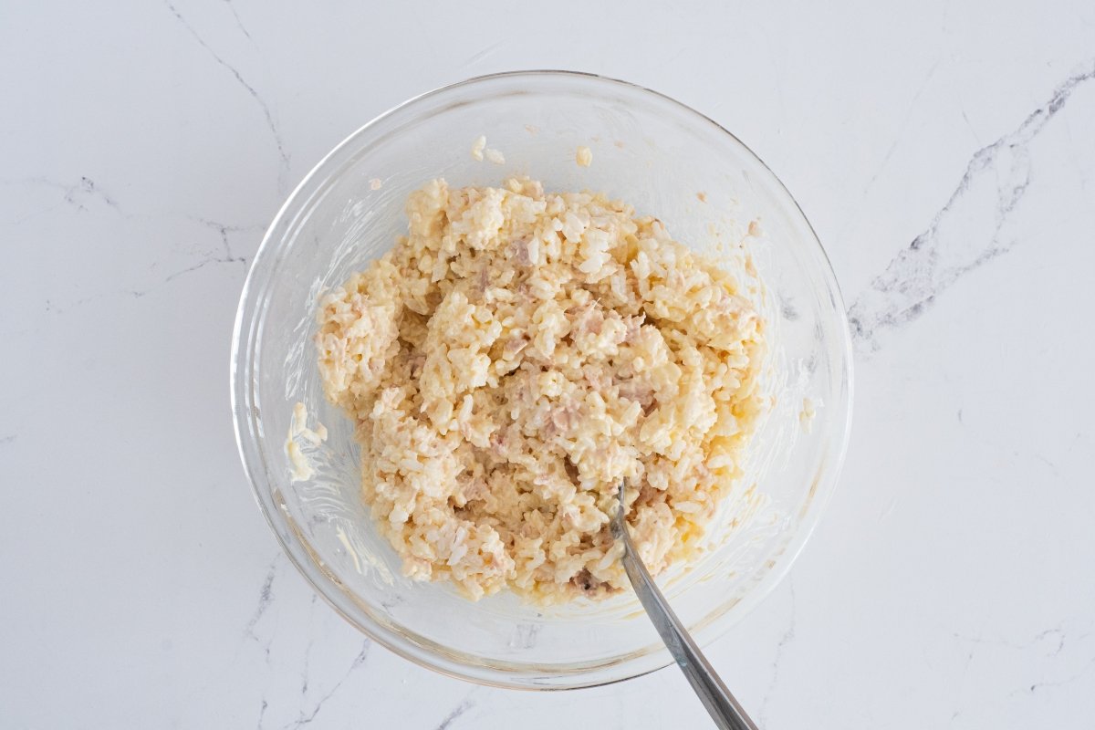 Mezclar arroz con atún y mayonesa