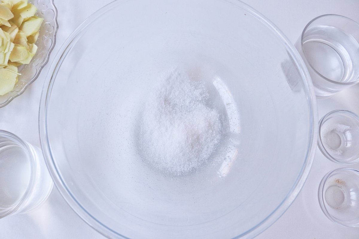 Mezclar el azúcar y la sal para el jengibre encurtido