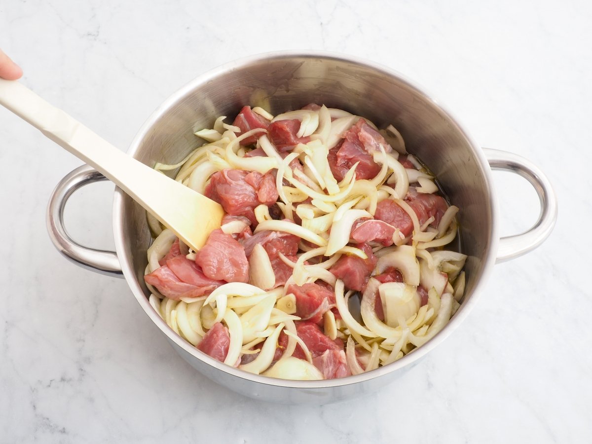 Mezclar bien la carne con la cebolla y el aceite