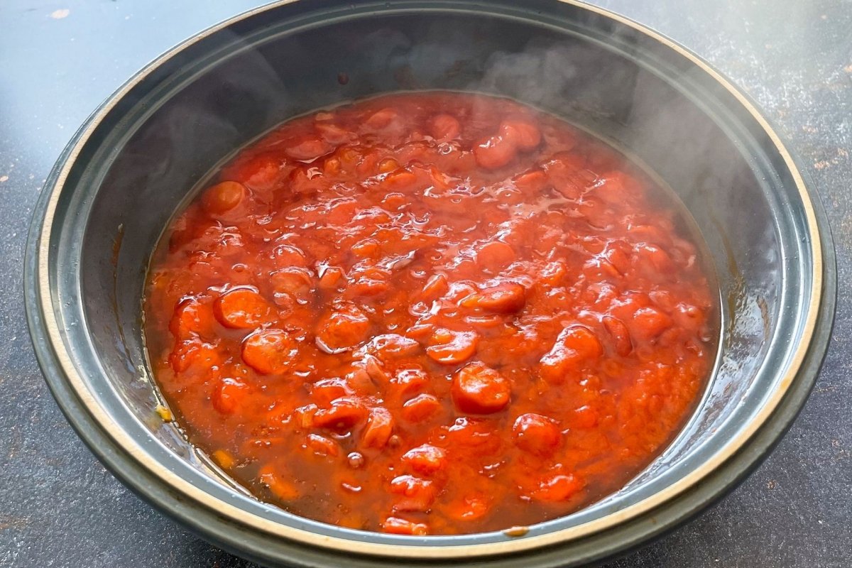 Mezclar bien la cebolla y la salchicha junto al tomate frito casero