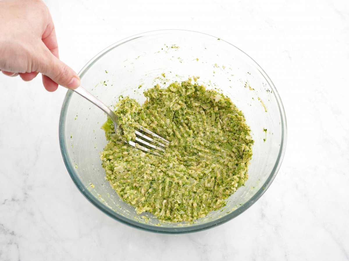 Mezclar bien la masa de las tortitas de brócoli