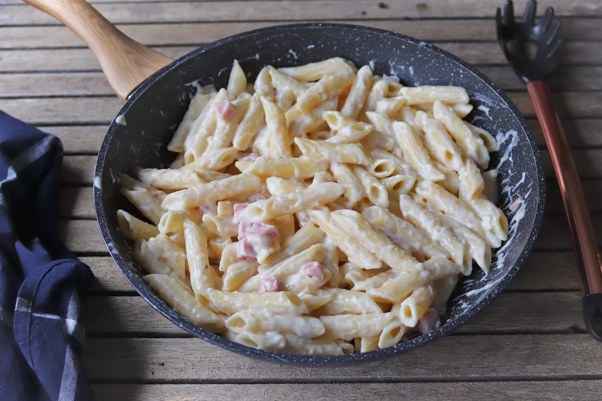 Macarrones con bechamel y jamón cocido 10 mezclar bien macarrones y bechamel *
