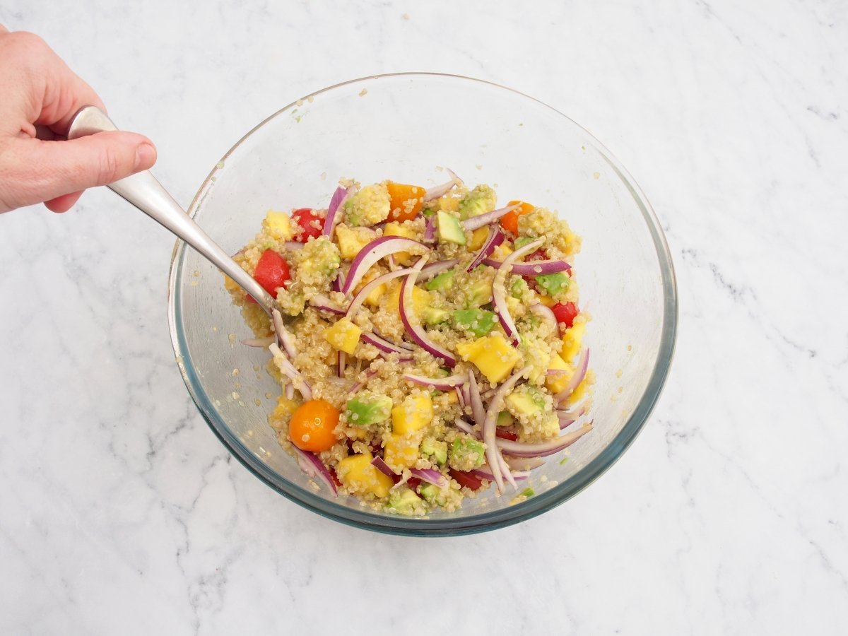 Mezclar bien todos los ingredientes de la ensalada de quinoa