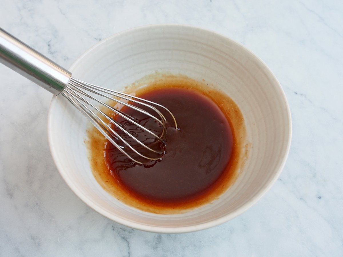 Mezclar bien todos los ingredientes de la salsa tonkatsu