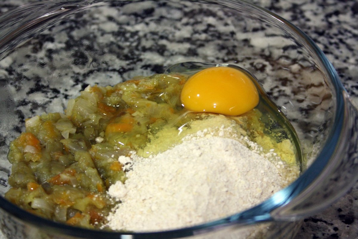 Mezclar con huevo y harina