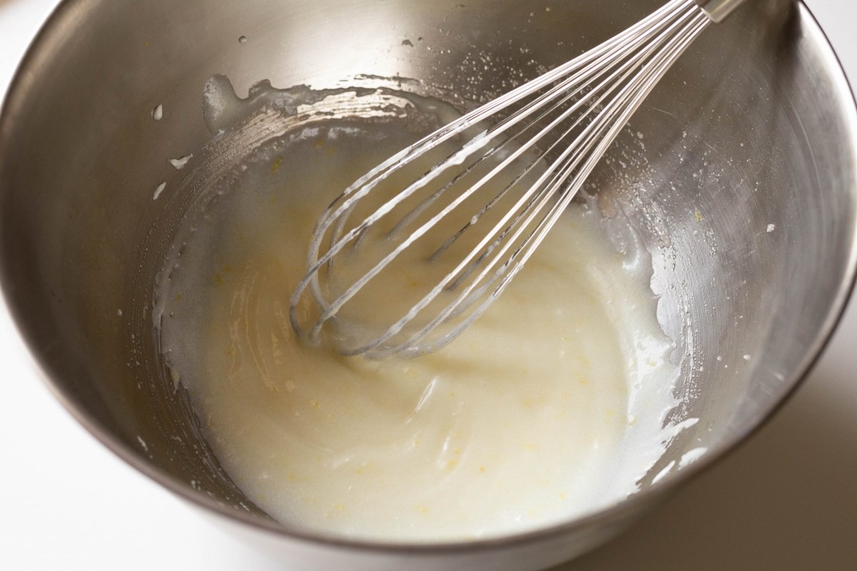 Mezclar el aceite, el azúcar, el yogur y la ralladura