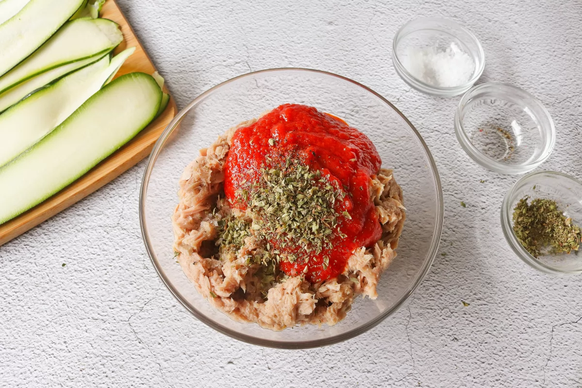 Mezclar el atún con el tomate para los canelones de calabacín