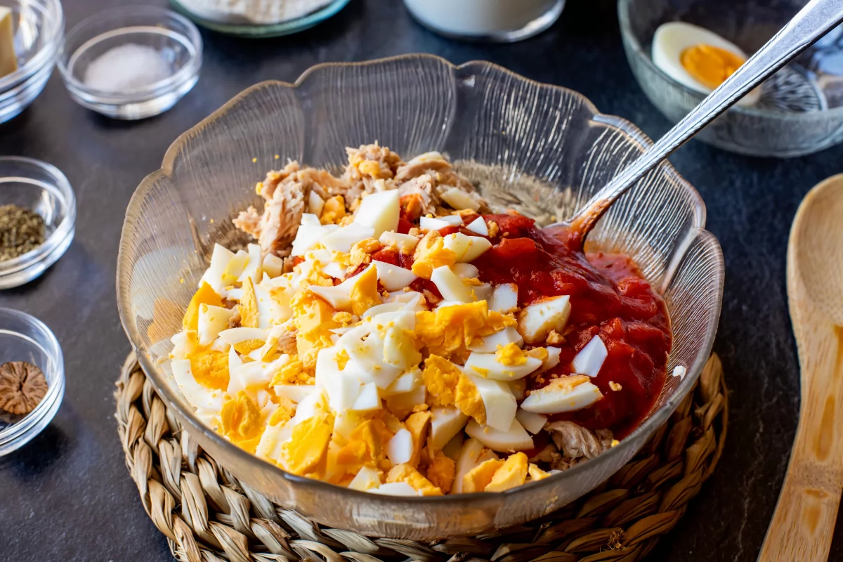 Canelones de atún con tomate y huevo 3 Mezclar el atún con el tomate y el huevo cocido para rellenar los canelones *