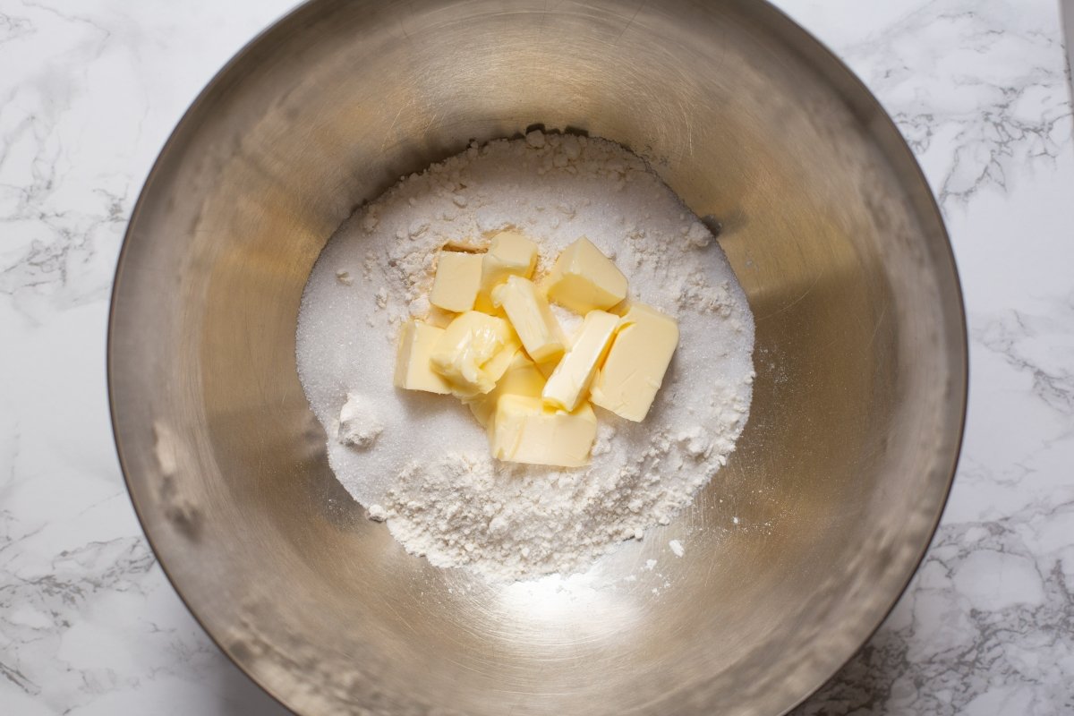 Mezclar el azúcar, la mantequilla, la harina y el impulsor