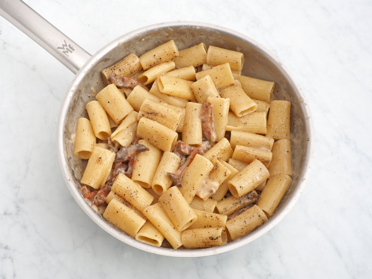 Mezclar el conjunto de la pasta alla gricia