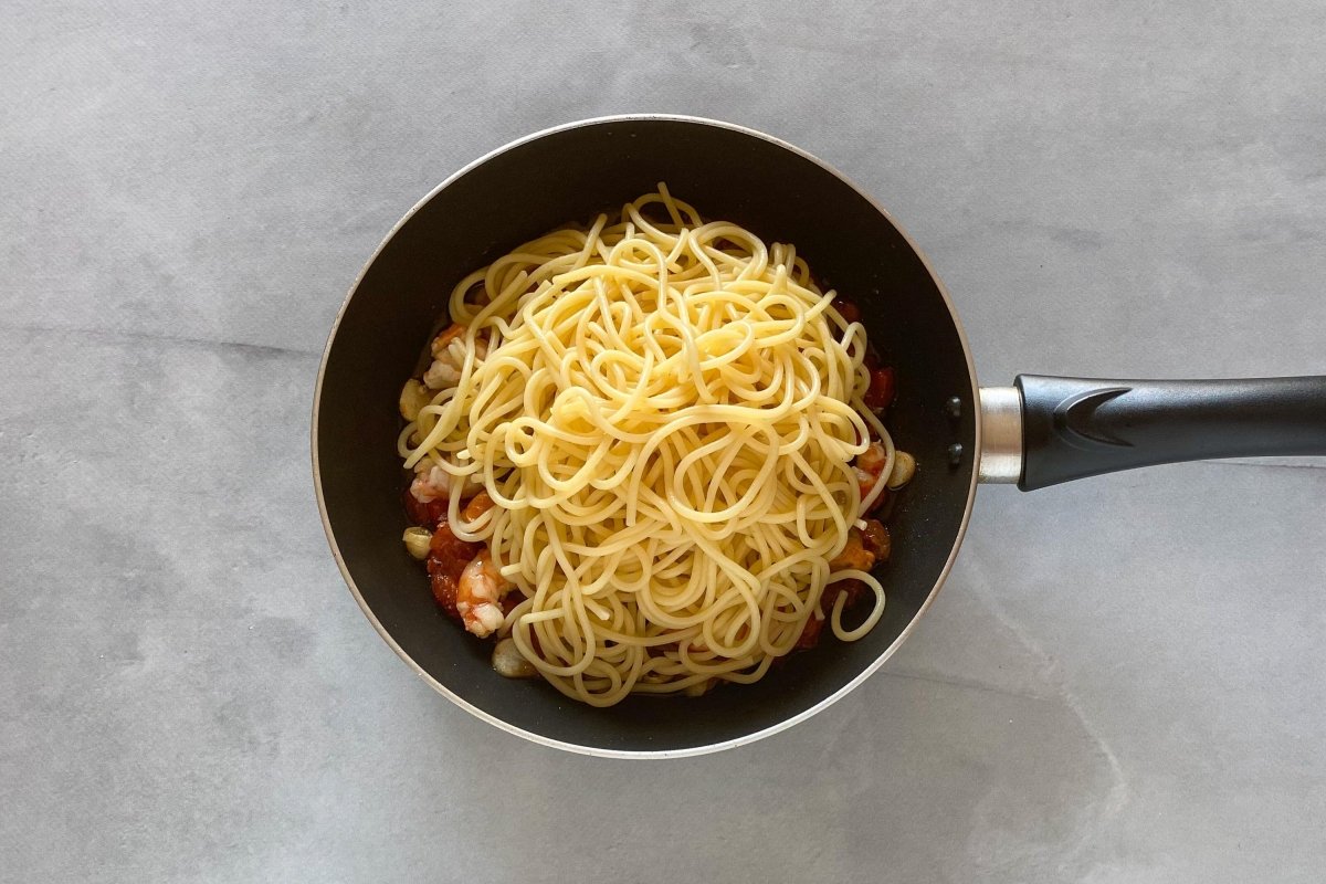 Mezclar el frutti di mare con los espaguettis