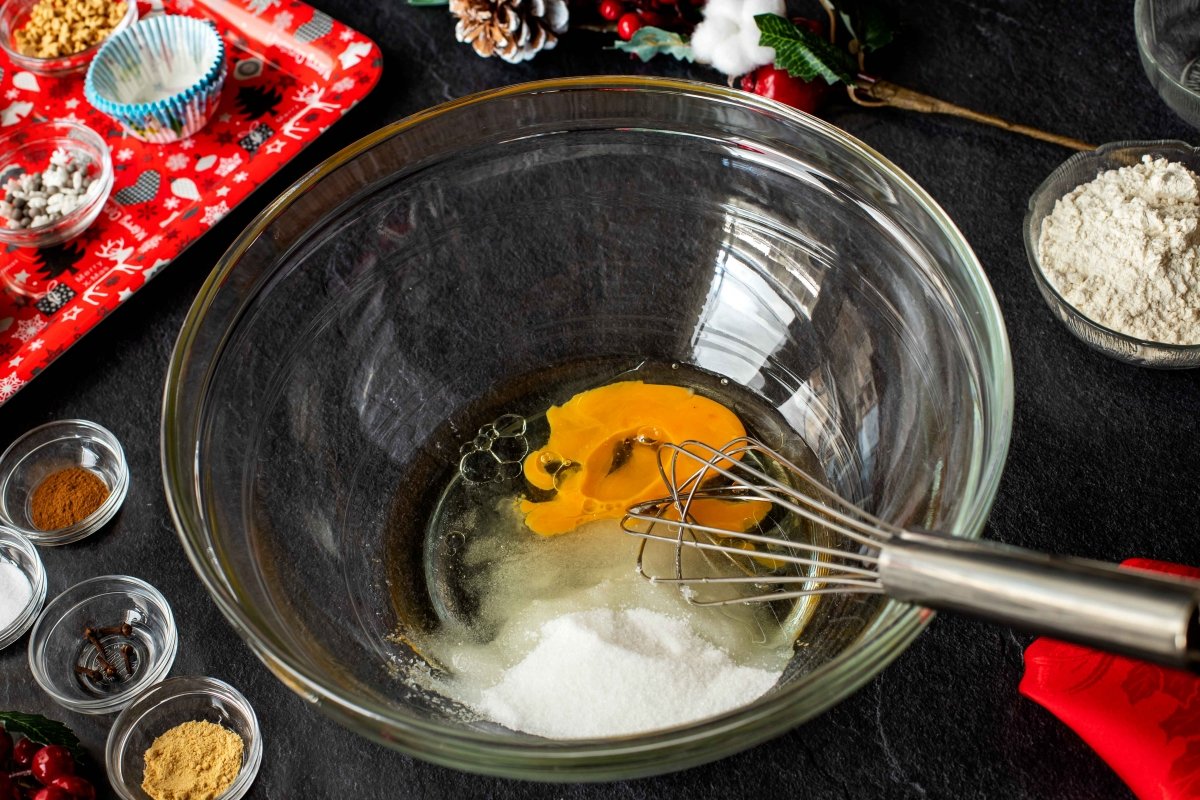 Mezclar el huevo, el aceite y el azúcar para la masa de cupcakes navideños