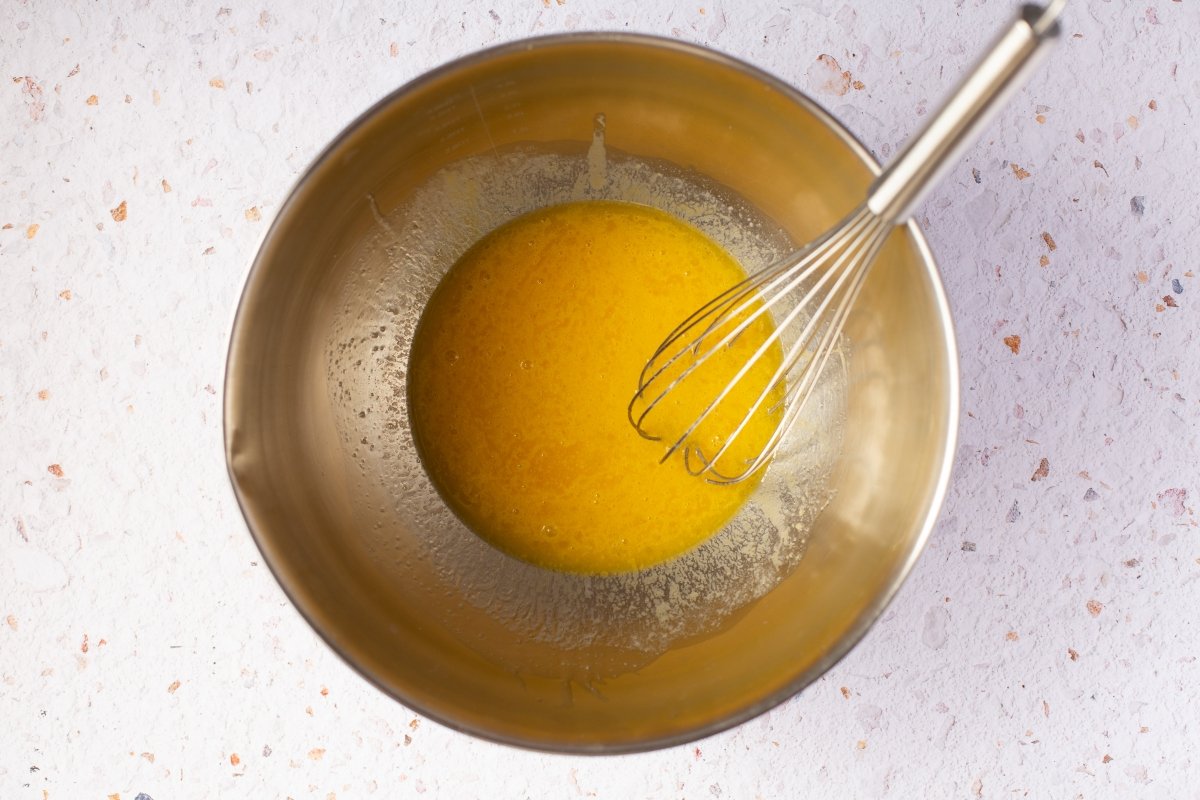 Mezclar el huevo, las yemas, el azúcar y la vainilla