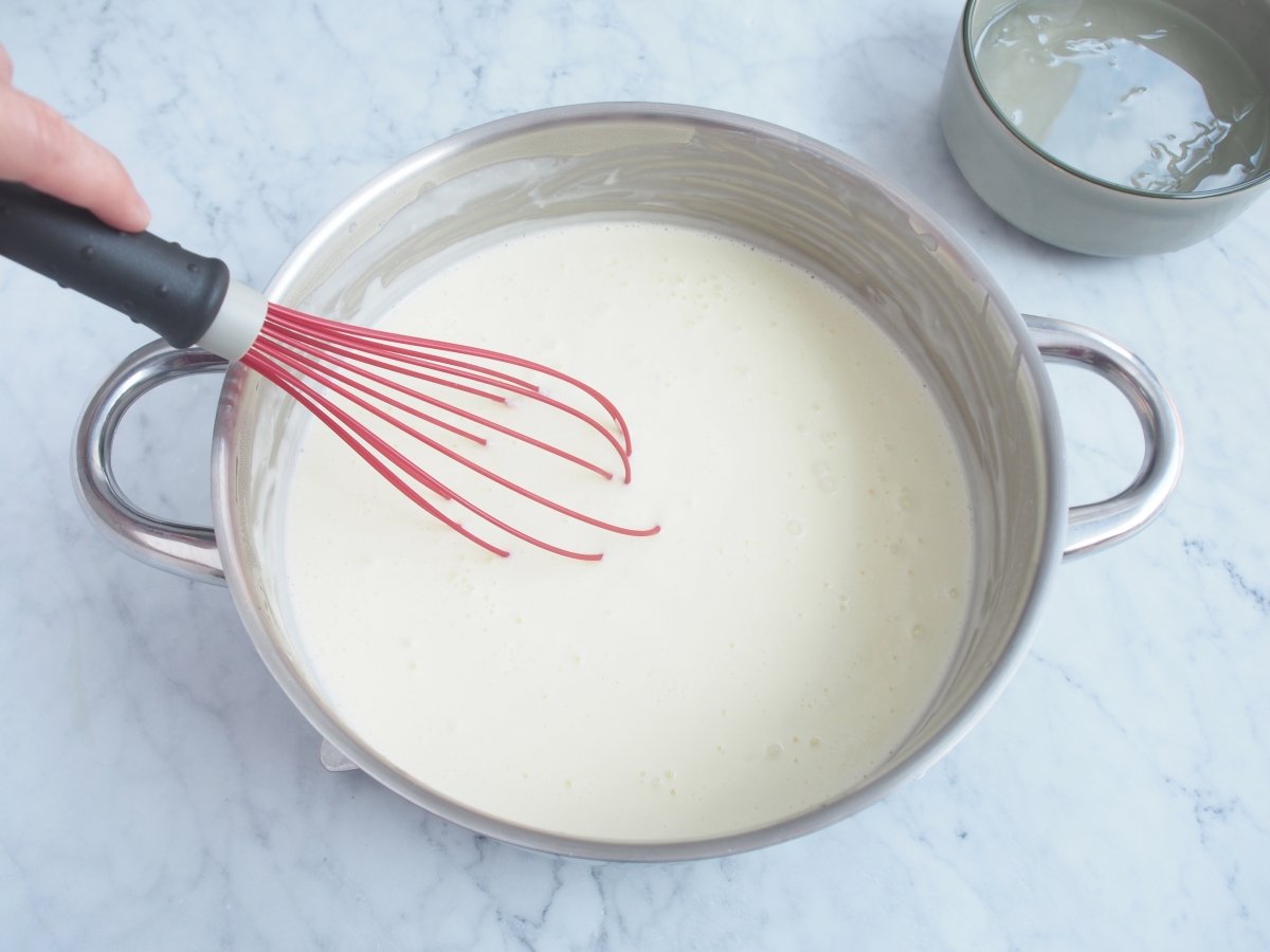 Mezclar el queso crema, el azúcar, el zumo de limón, el extracto de vainilla y una pizca de sal.