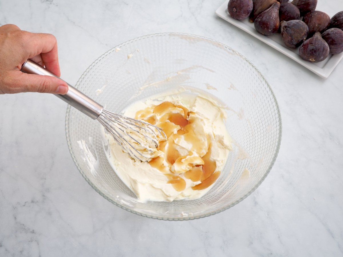 Mezclar el queso mascarpone con la miel