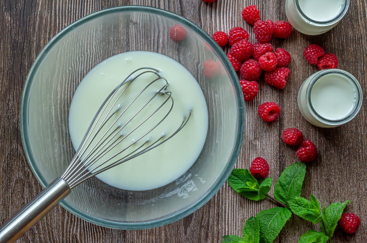 Mezclar el yogur con el azúcar