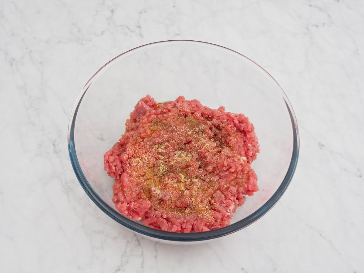Mix the ingredients for the beef burger in a bowl