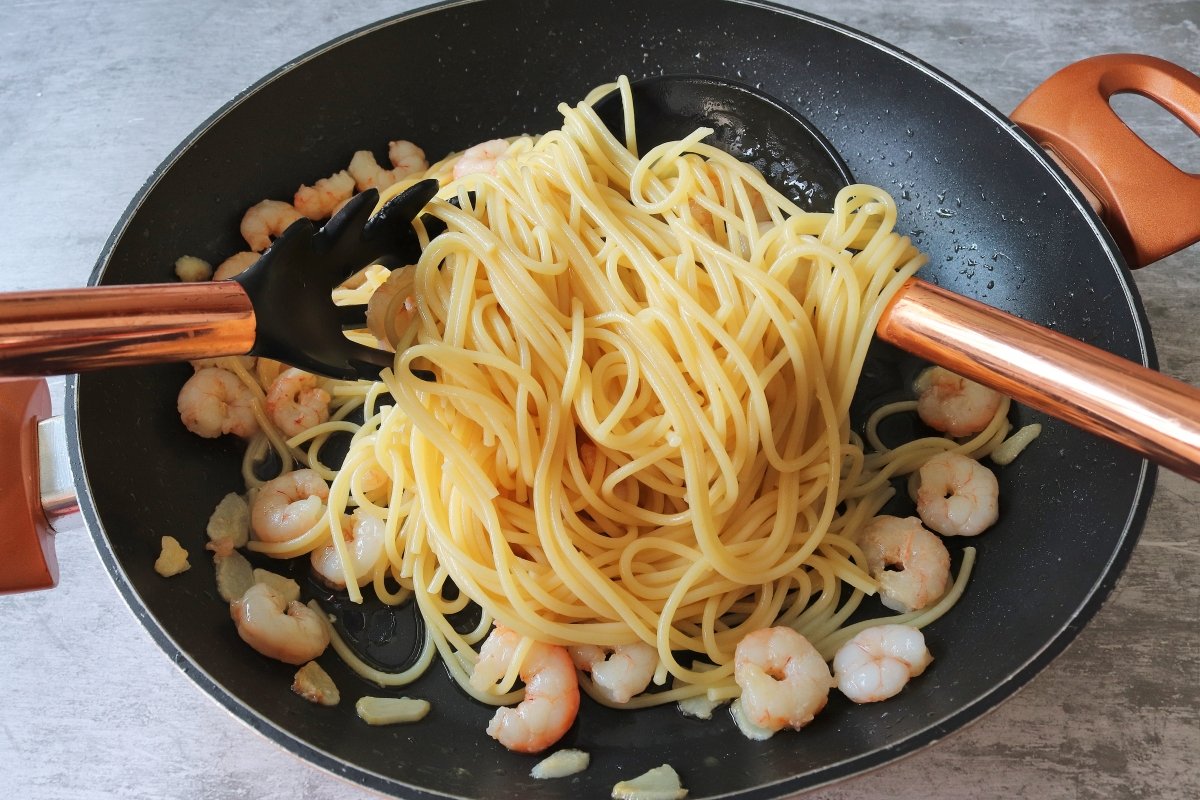 Mezclar espaguetis con gambas al ajillo