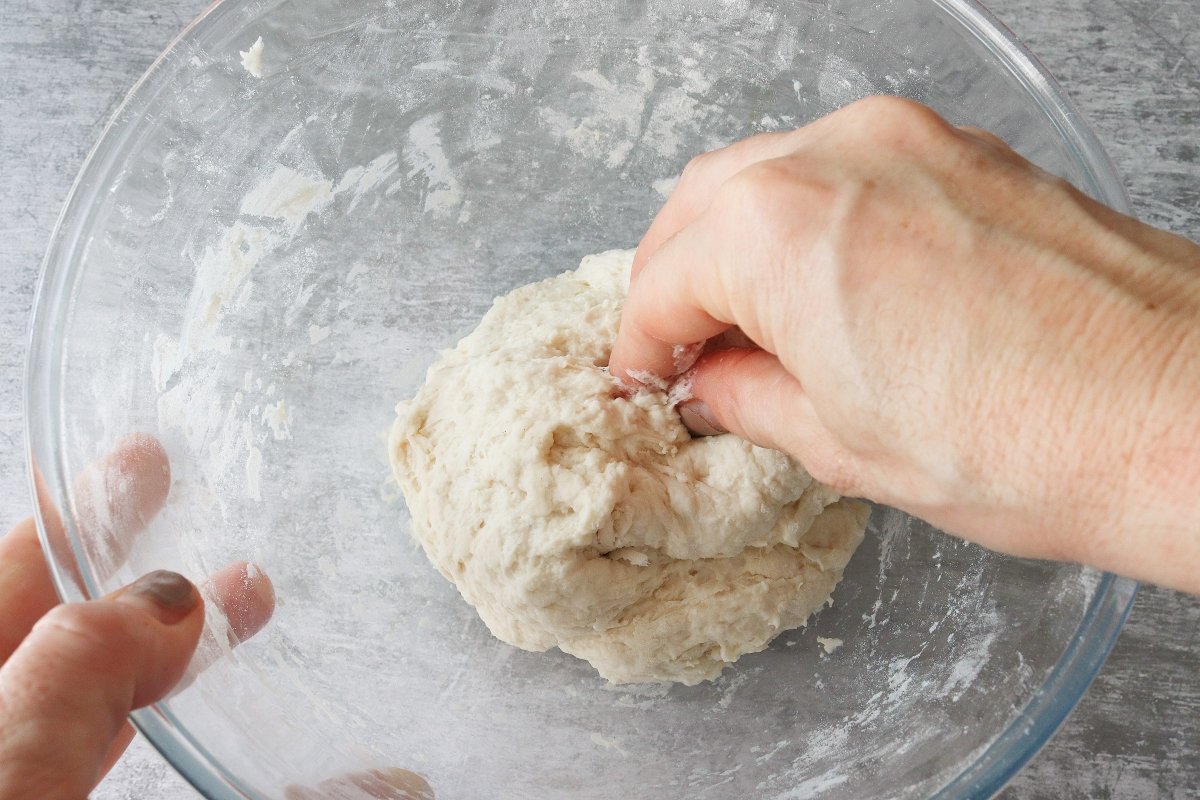 Mezclar harina, levadura y agua para la masa de pizza