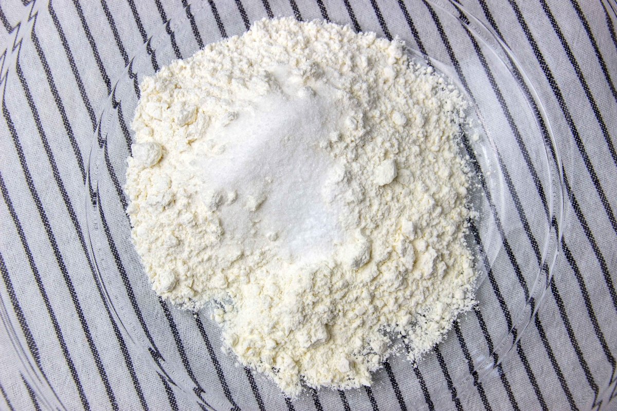 Mezclar harina, sal, azúcar y levadura para las arepas andinas
