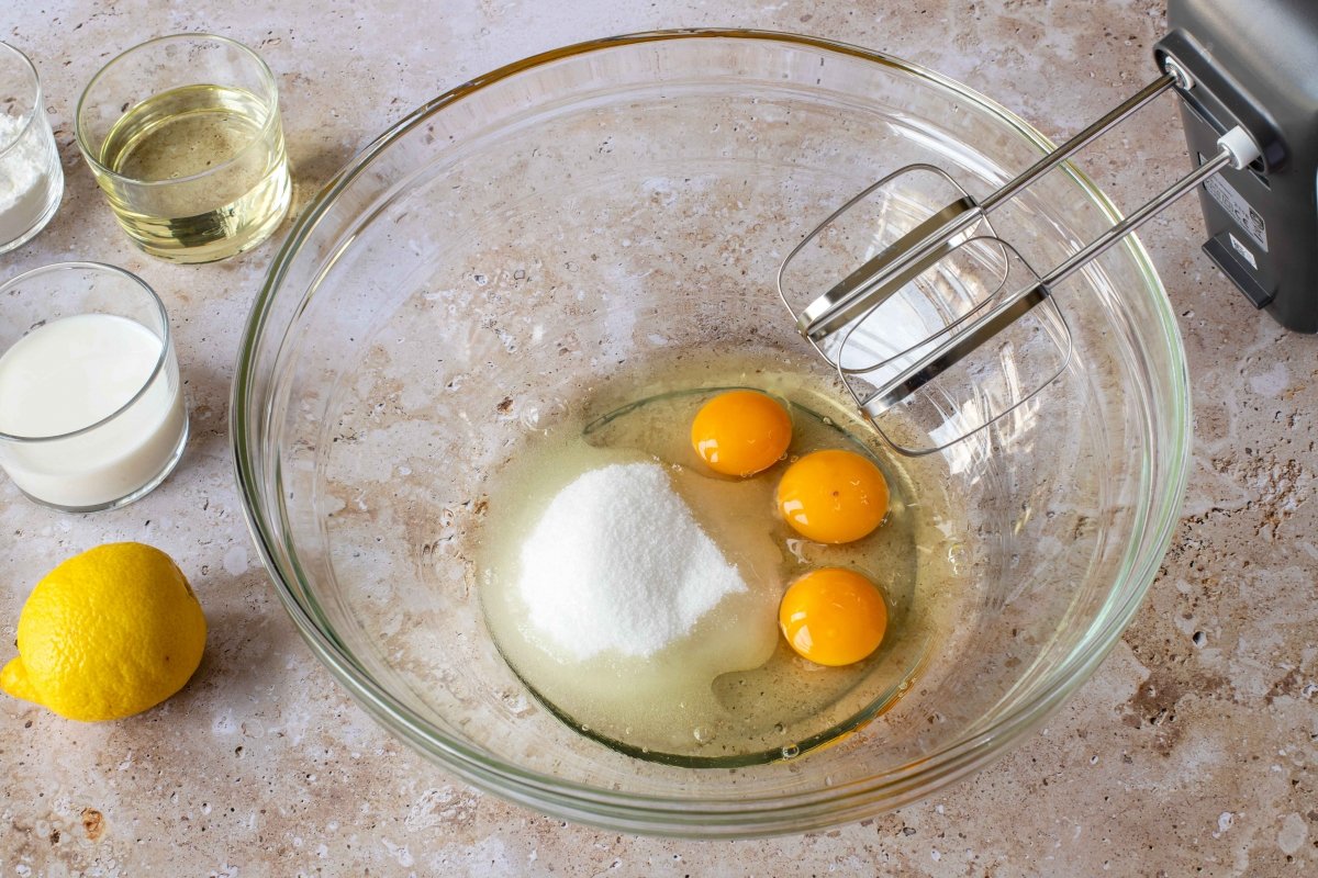 Mezclar huevos y azúcar para las magdalenas sin gluten