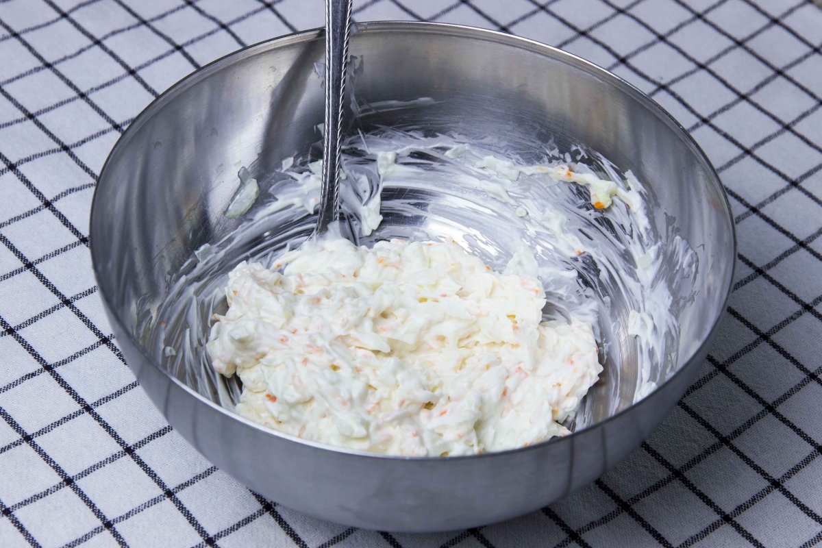 Mezclar ingredientes del relleno de los wonton fritos de surimi y queso crema