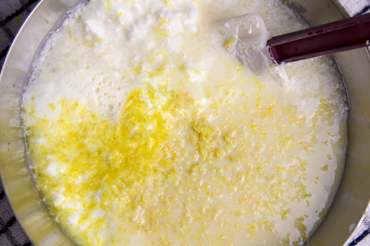 Mezclar ingredientes para el mouse de limón