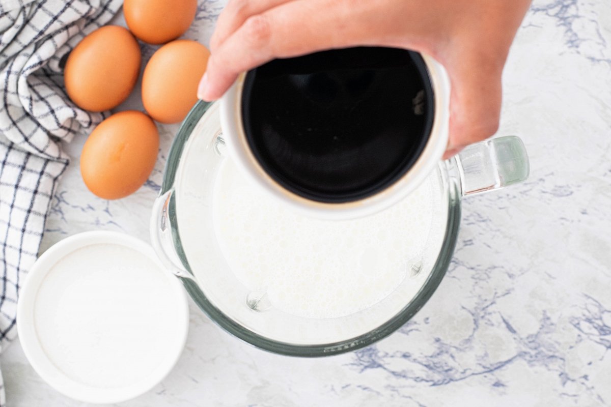 Mezclar ingredientes para hacer el flan de café
