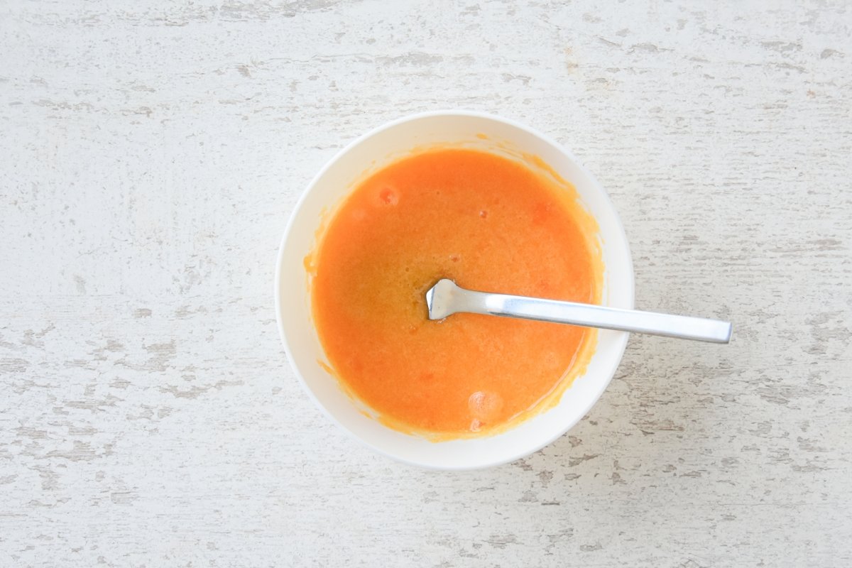 Mezclar ingredientes para hacer la base de la tarta de frutas