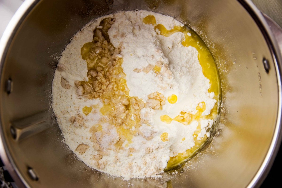 Mezclar ingredientes para hacer la masa base de la kouign-amann