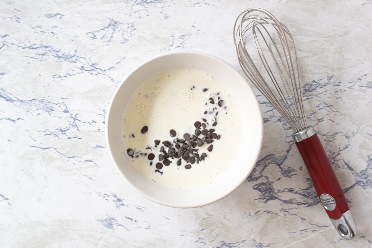 Mezclar ingredientes para la crema de turrón para el tronco de Navidad