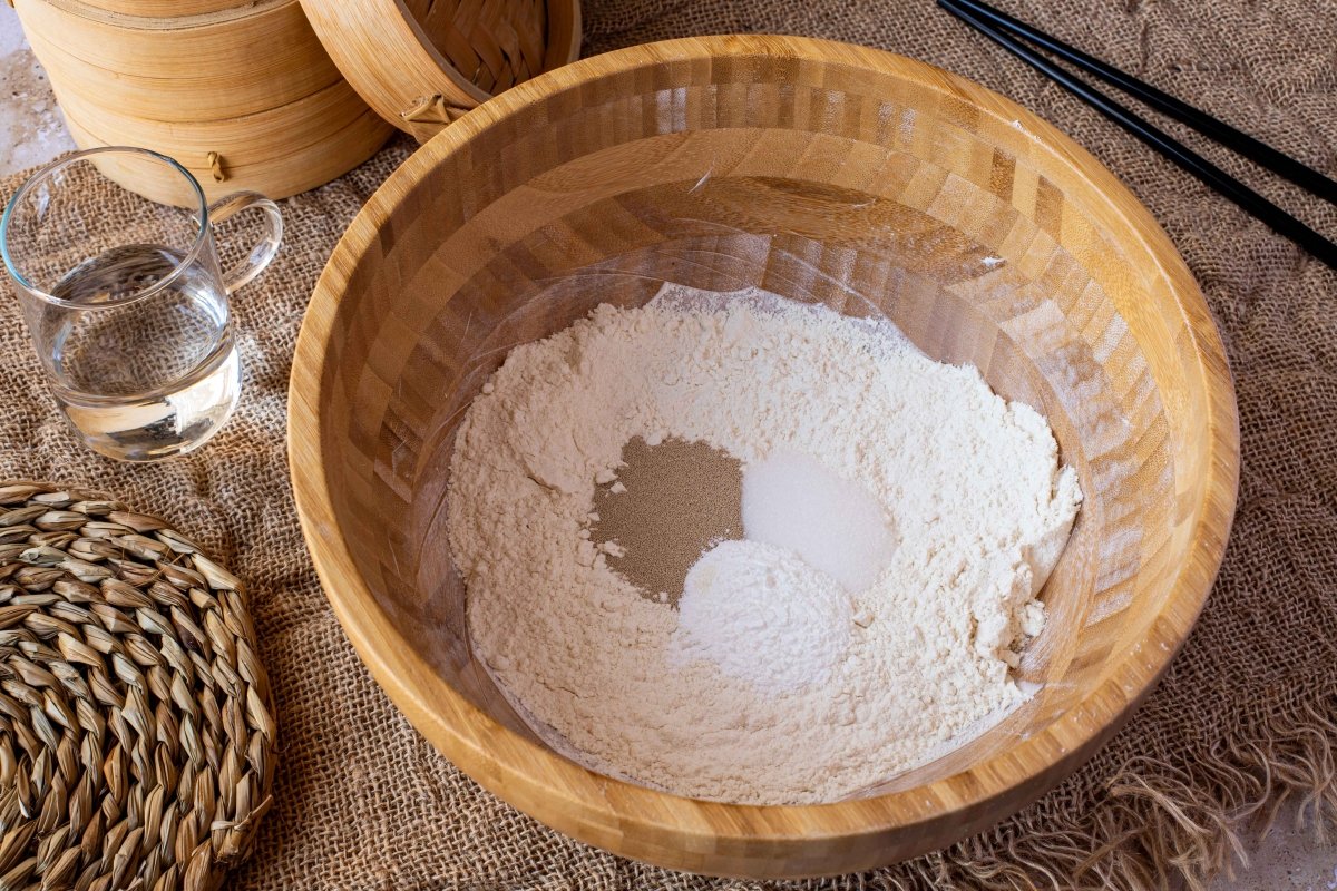 Mezclar ingredientes secos para hacer el pan chino
