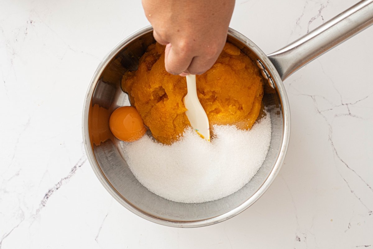 Mezclar la calabaza con el azúcar del arnadí