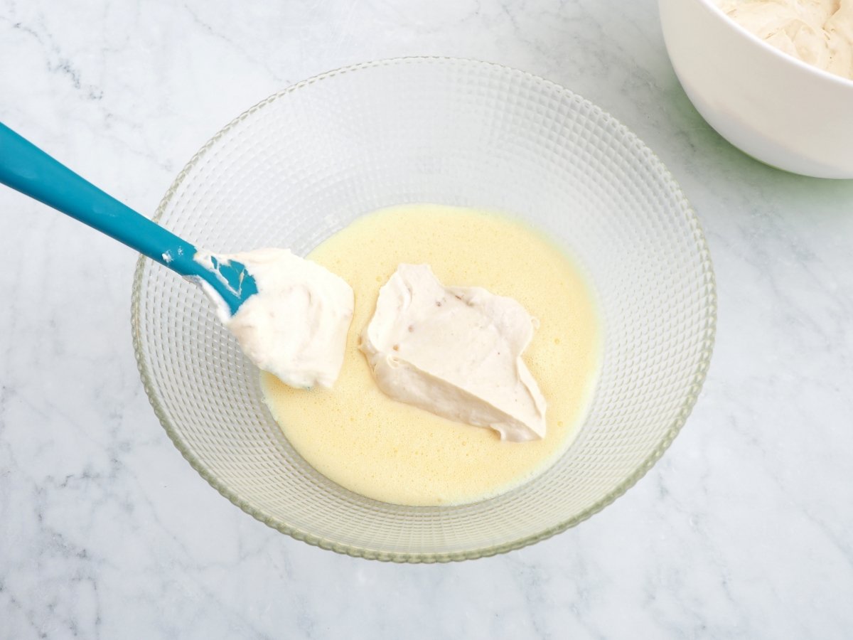 Mezclar la crema inglesa con la mezcla de nata montada