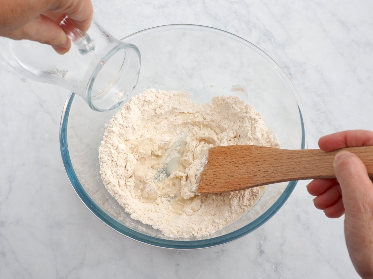 Mezclar la harina con el agua caliente