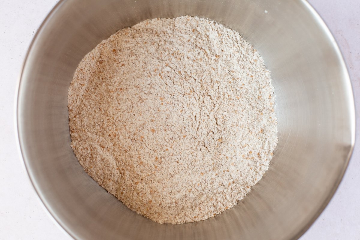 Mezclar la harina con el bicarbonato y la sal