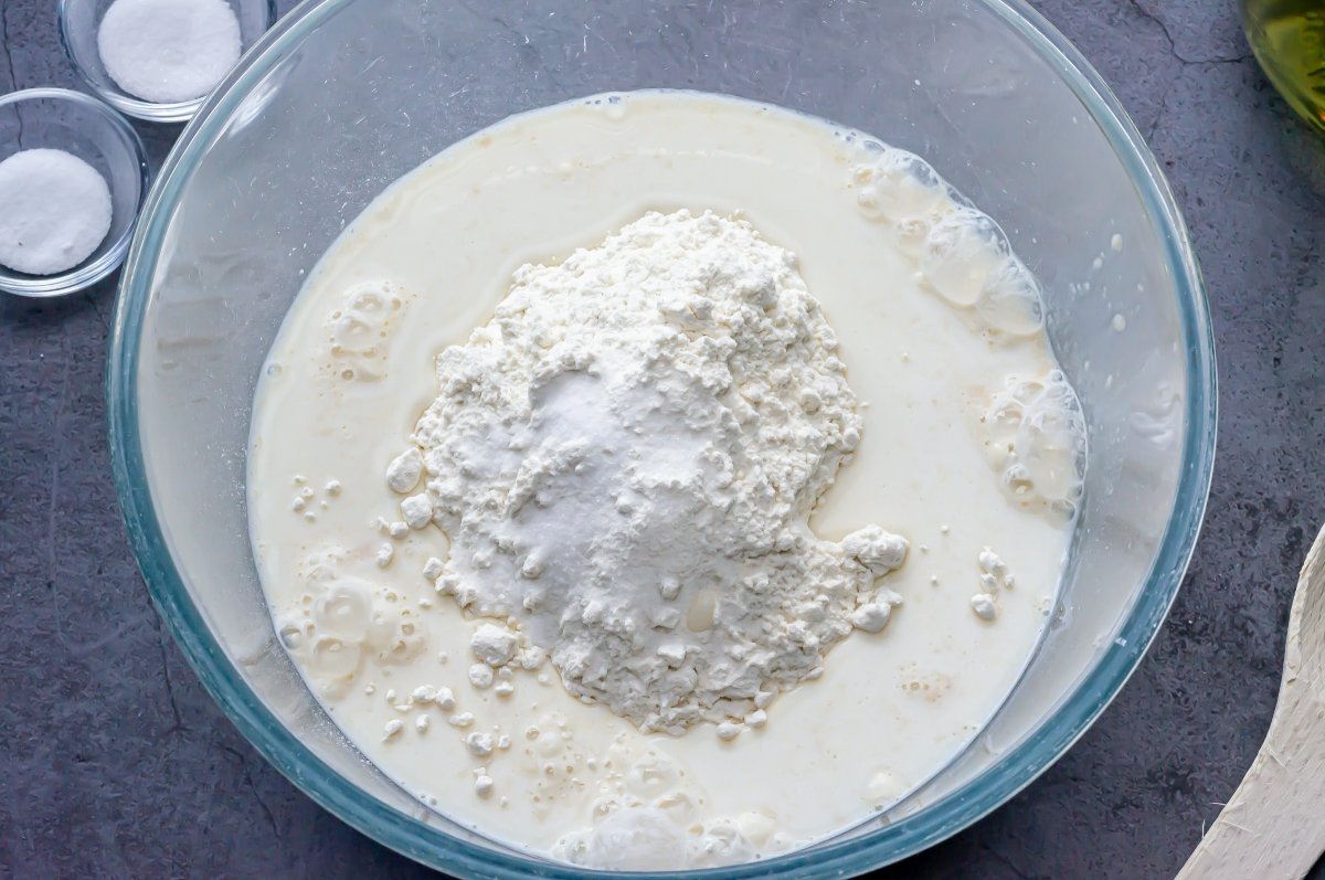 Misture a farinha com o leite e o fermento