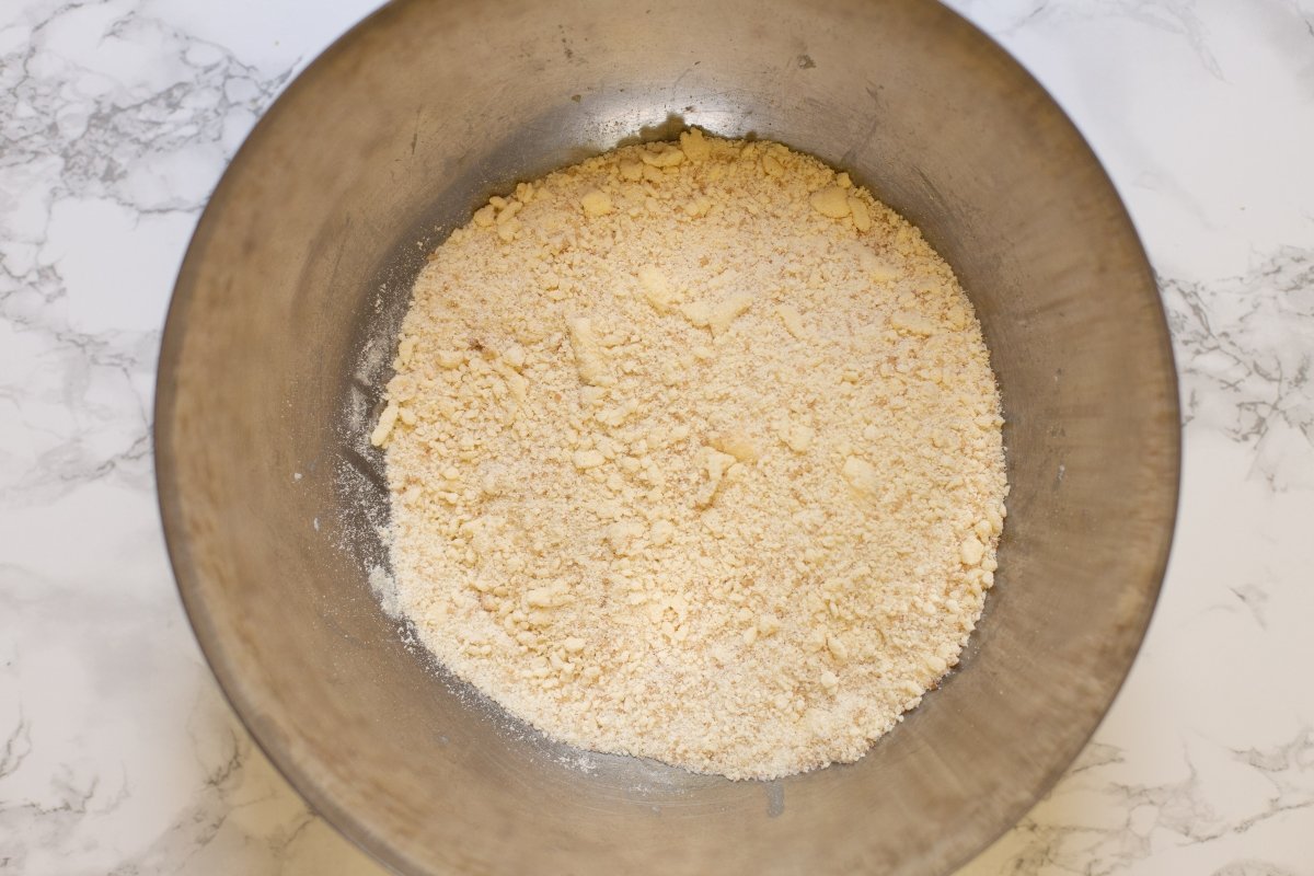 Mezclar la harina con la mantequilla, los azúcares y la canela