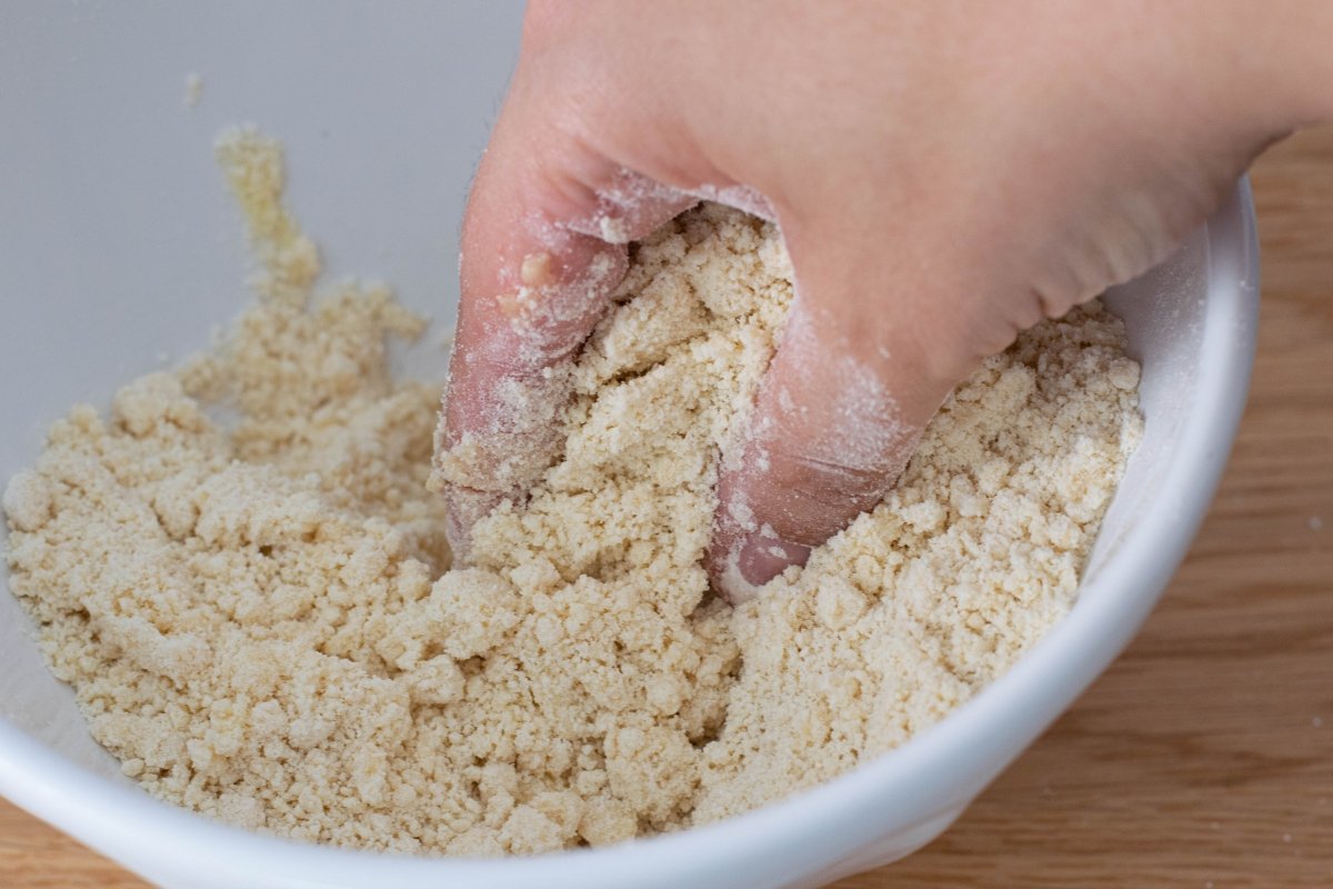 Mezclar la harina con la mantequilla