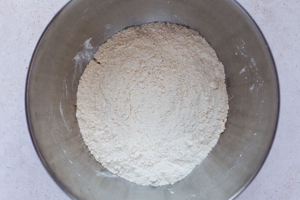Mezclar la harina con la sal y la mantequilla
