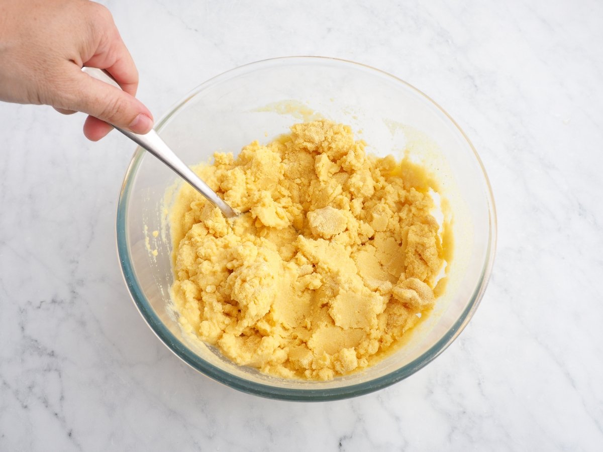 Mezclar la harina de maíz precocida con el agua