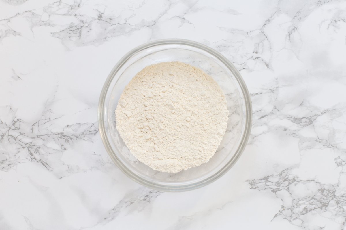 Mezclar la harina, el bicarbonato, el impulsor y la sal