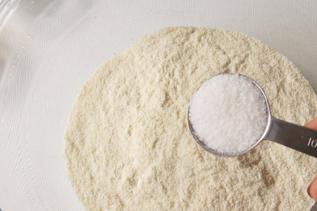 Mezclar la harina precocida de maíz y la sal para las arepas venezolanas