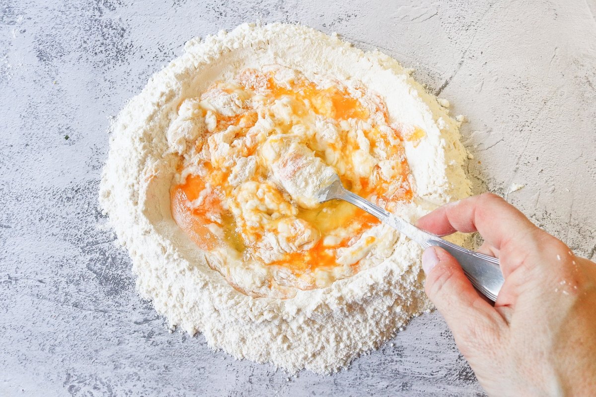 Mezclar la harina y los huevos para formar la masa de la mezzelune