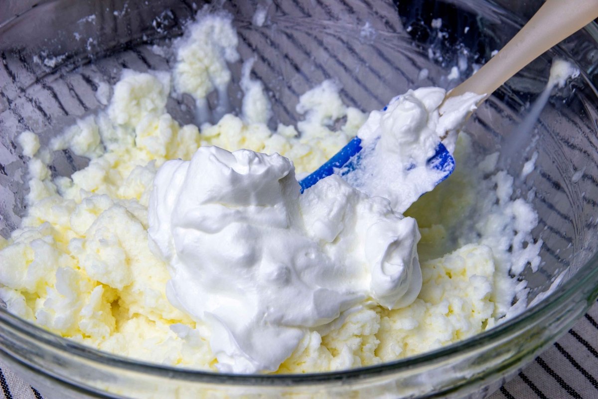 Mezclar la leche congelada picada con el merengue