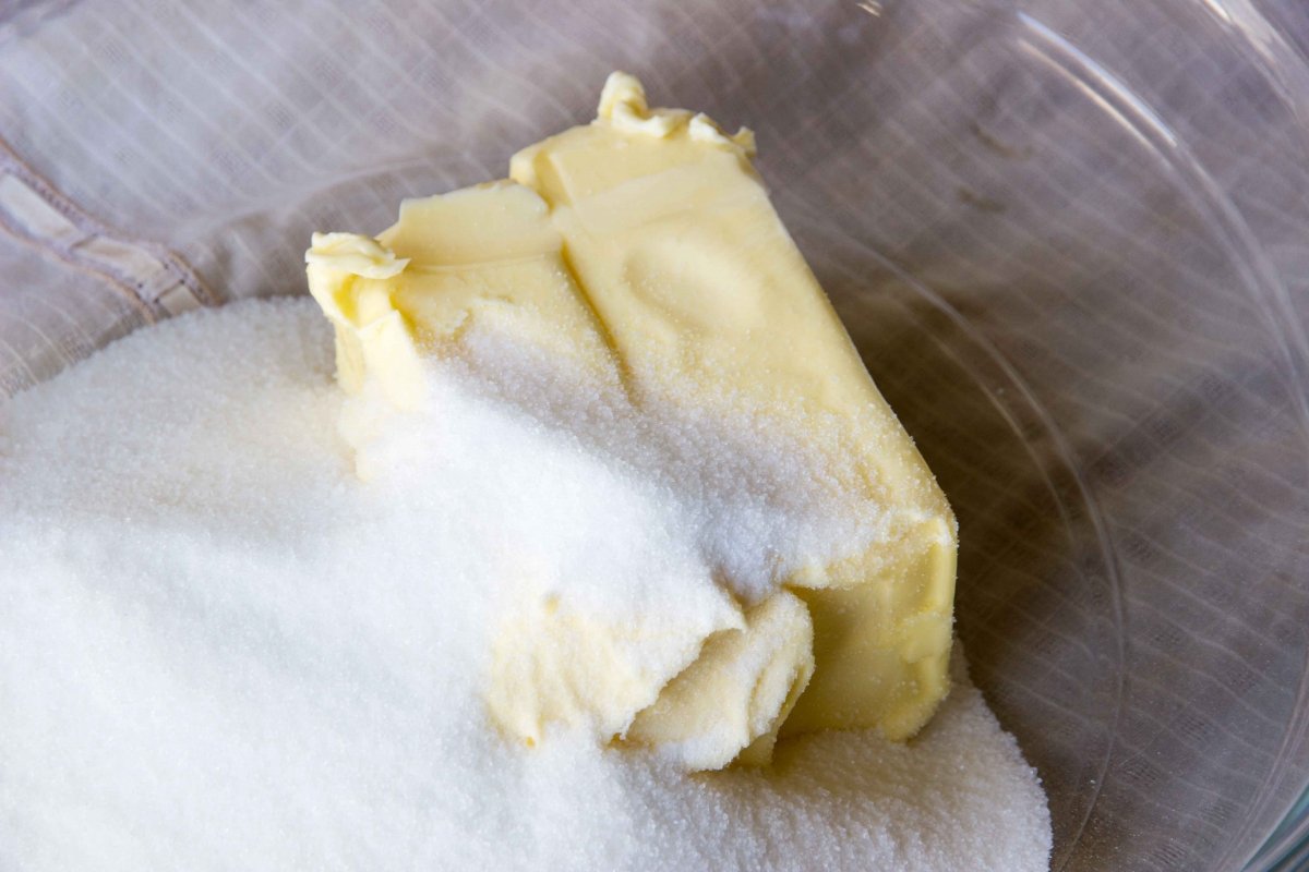 Mezclar la mantequilla con el azúcar para hacer los sobaos pasiegos