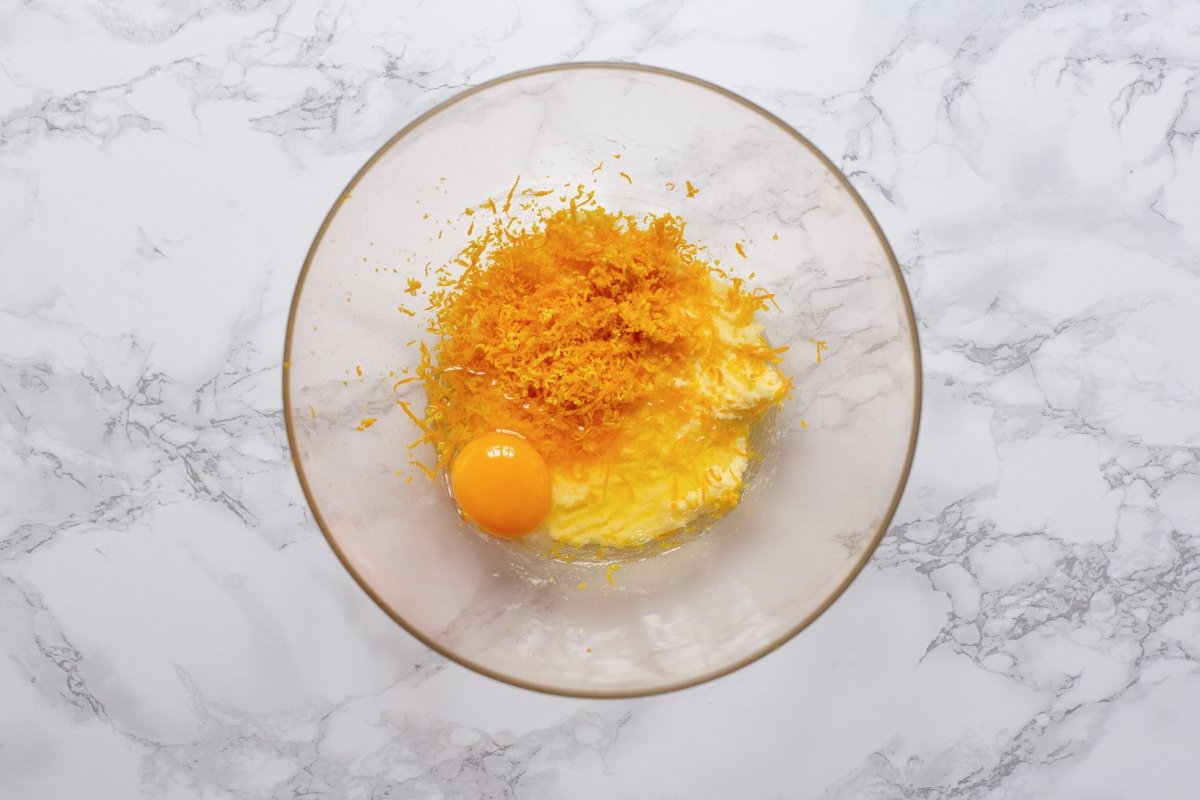 Mezclar la mantequilla, el azúcar, los huevos y la ralladura de naranja
