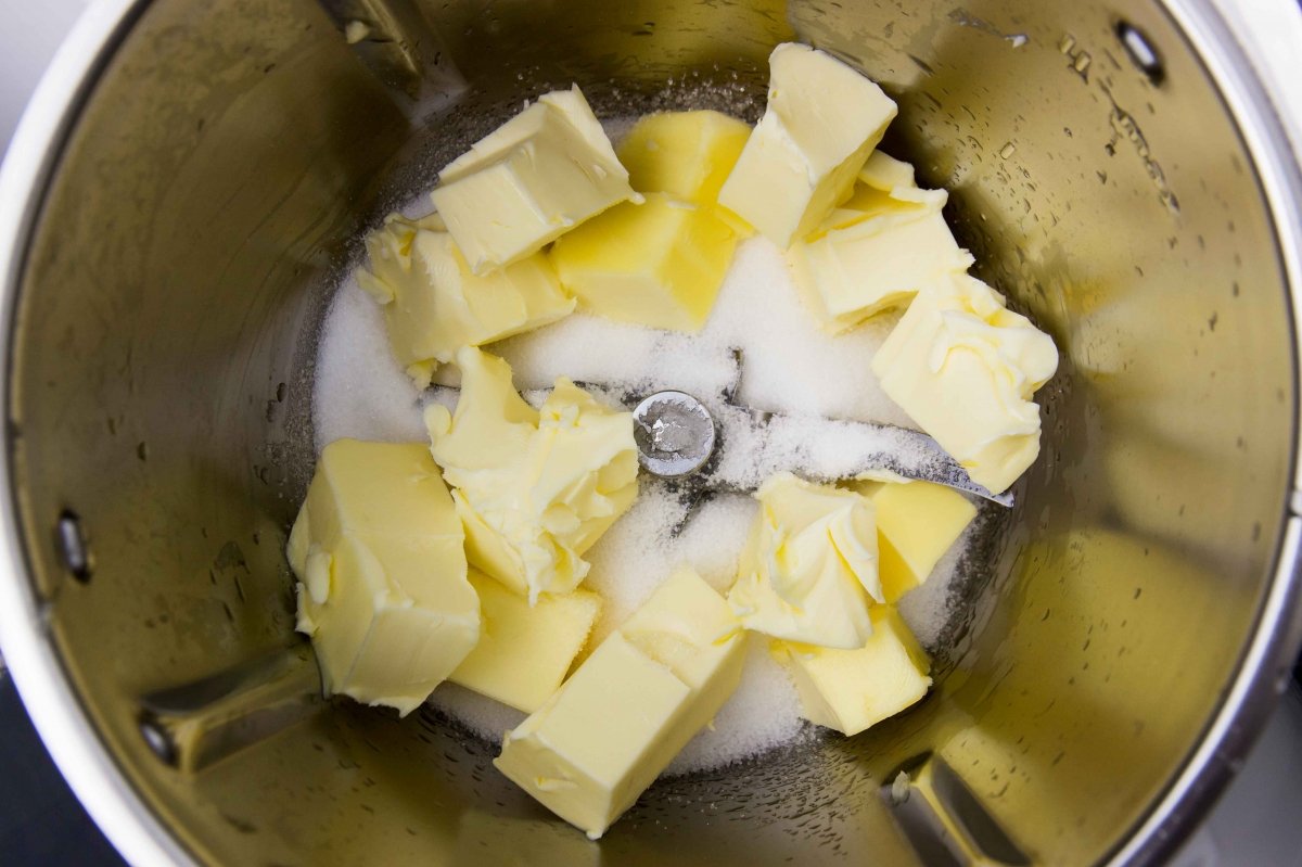 Mezclar la mantequilla y el azúcar para la masa del bizcocho de manzana