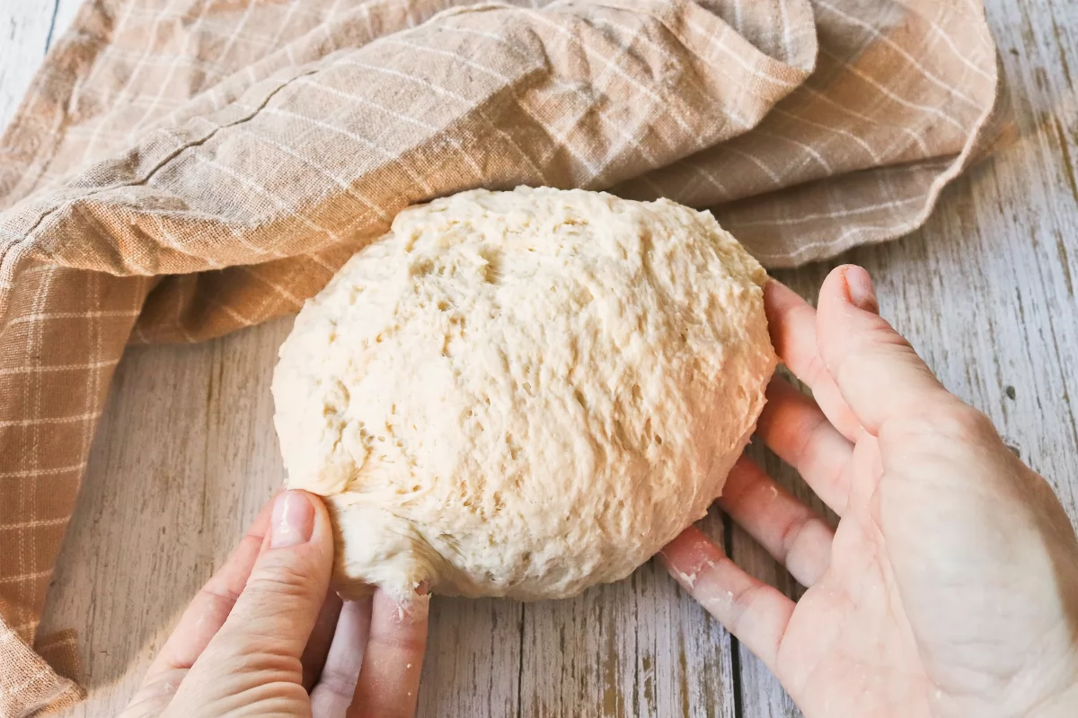 Mezclar la masa de los panzerotti de tomate y mozzarella